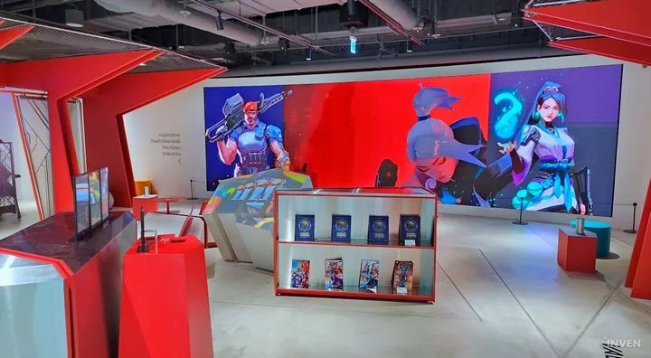 Design of the Riot Arcade pavilion at Incheon Airport, works by artist Atey Ghailan were used