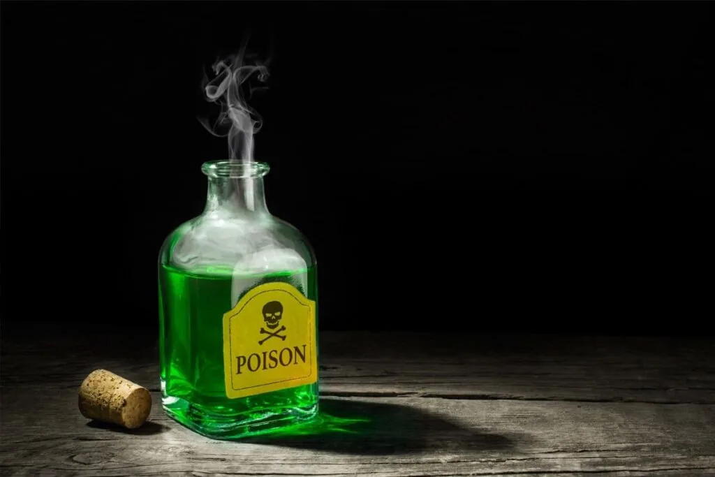 The contents of a bottle of poison will certainly be painted green (although real poisons and toxins are often colorless)